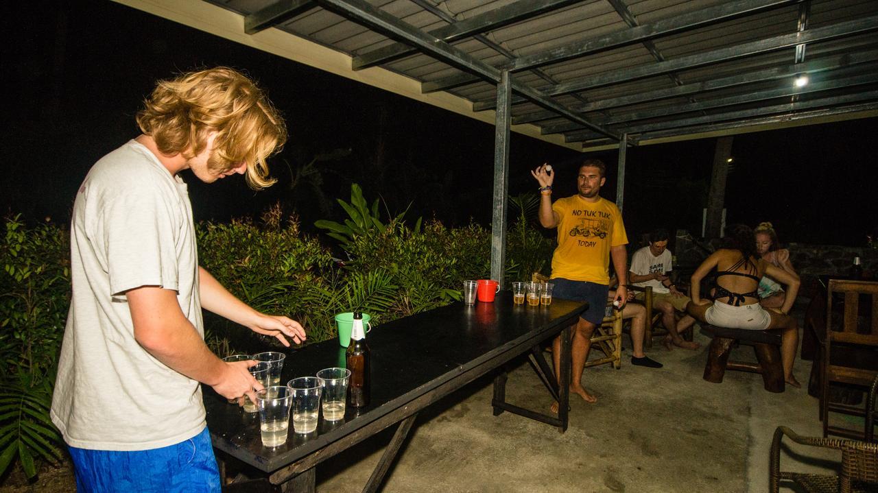 Love Station Hostel Баан-Тай Екстер'єр фото